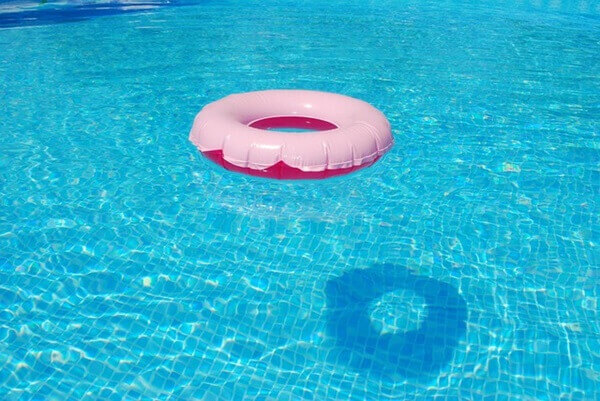プールに浮かぶ浮き輪