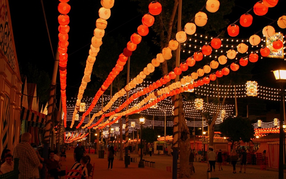 夜の祭りで丸い提灯がいくつも並んでいる様子