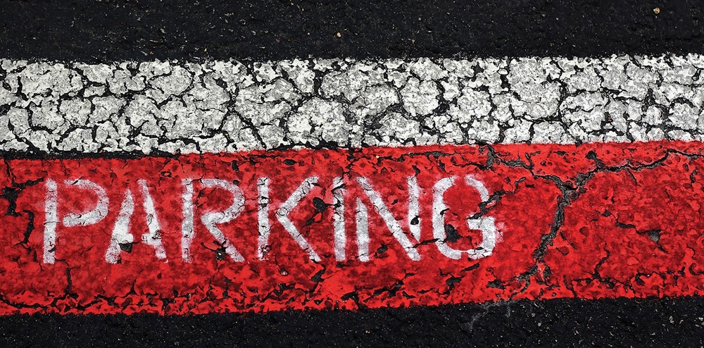 parkingと書かれたコンクリート