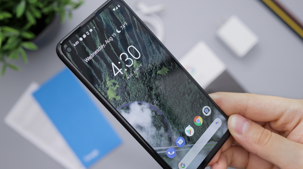 スマホを手に持っている