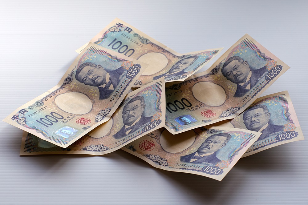 千円札が何枚も乱雑に置かれている
