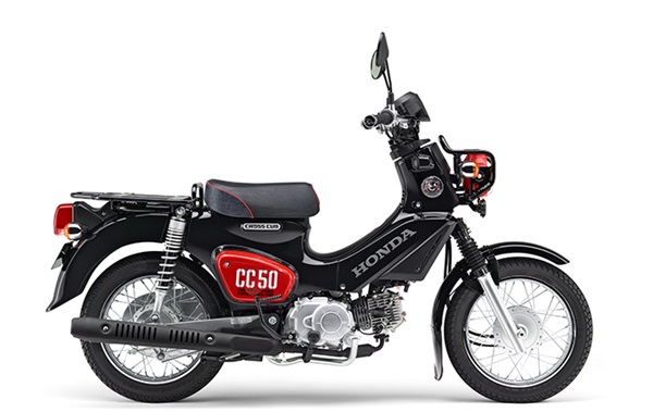 キャスター阿部寛が乗るhondaクロスカブ50のくまモンバージョン