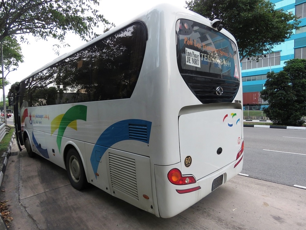 路肩にとまる大型バス