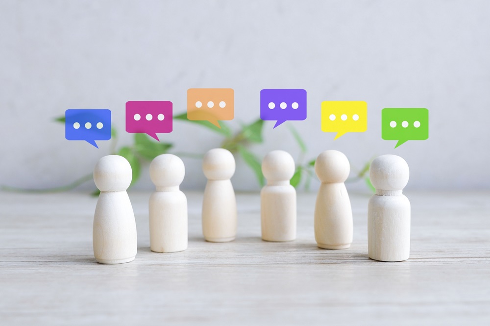 人形たちがそれぞれなにか話している様子