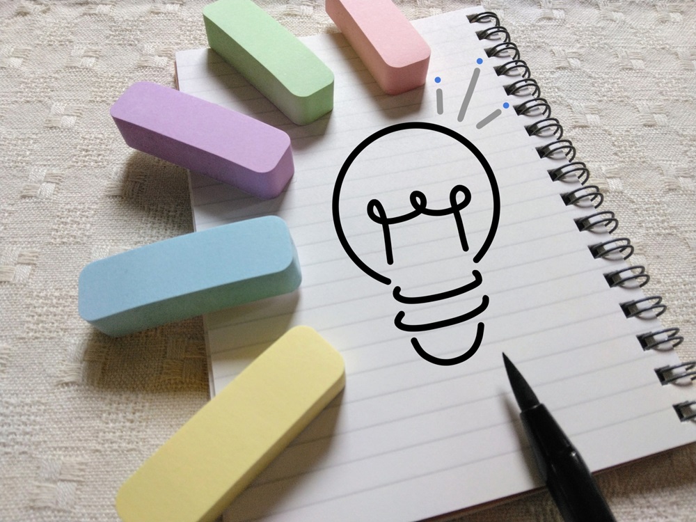 ポイントを表現する電球のイラストが描いてあるメモ。